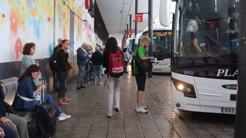 Diverses persones esperant a l'estació de Tarragona el bus que va directe a Barcelona