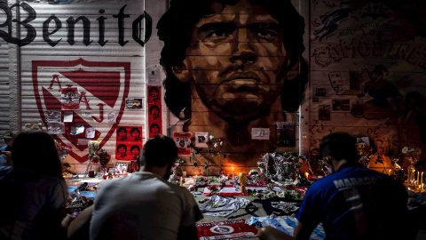 Aficionados se reúnen para homenajear a Diego Armando Maradona en el Estadio del Club Argentinos Juniors, en Buenos Aires (Argentina).