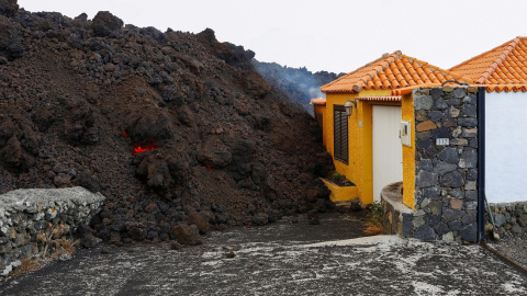 La lava arrasa una vivienda en La Palma.