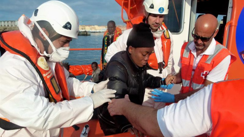 Salvamento Marítimo atiende a una persona migrante rescatada en el Estrecho. EFE/ A.Carrasco Ragel