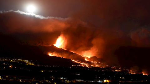 El volcán que surgió el domingo en La Palma cuenta desde esta noche con una nueva boca eruptiva en las cercanías del pueblo de Tacande.