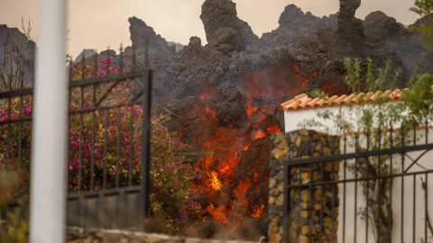 La lava del volcán llega a las casas de la zona de Los Llanos.