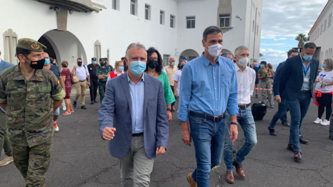 El presidente del Gobierno, Pedro Sánchez, el ministro del Interior, Fernando Grande-Marlaska y el presidente de Canarias, Ángel Víctor Torres, visitan a los evacuados por la erupción.