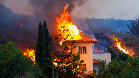 Una vivienda engullida por lava en La Palma.