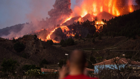 Un hombre observa la erupción volcánica en La Palma este 19 de septiembre de 2021.