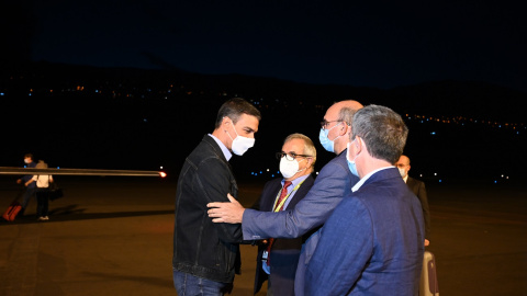 El presidente del Gobierno, Pedro Sánchez (i), a su llegada este domingo 19 de septiembre a La Palma para asistir a la reunión del comité director del Plan Especial de Protección ante Riesgo Volcánico de Canarias, Pevolca.