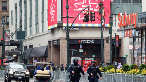 La policía camina por las calles de Nueva York.