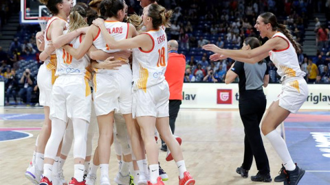 Las jugadoras de España celebra el pase a la final del Eurobasket tras ganar a Serbia. /EFE