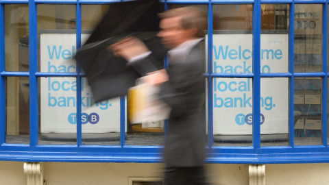 Un hombre pasa por delante de una sucursal de TSB, la filial británica de Banco Sabadell, en Londres. REUTERS/Toby Melville