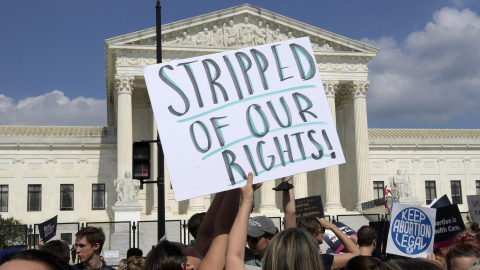 Una mujer sostiene una pancarta que dice "Despojadas de nuestros derechos" hoy, durante una manifestación contra el fallo que prohíben el aborto, frente al Tribunal Supremo en Washington