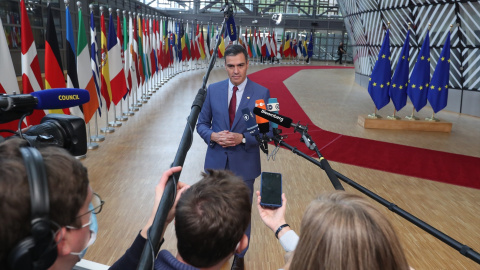 El presidente del Gobierno, Pedro Sánchez, responde a los medios antes de participar en un Consejo Europeo de la UE.