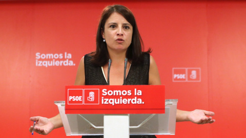 La vicesecretaria general, Adriana Lastra, durante la rueda de prensa que ofreció tras la reunión de los miembros de la Comisión Permanente del PSOE y la dirección del Grupo Parlamentario, en la sede socialista de Ferraz. EFE/J. J. Guillén