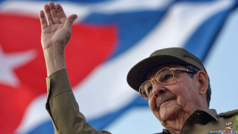 Imagen de archivo de Raúl Castro saludando a la multitud en un desfile, en La Habana. - Reuters