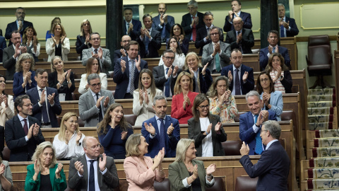 El presidente del PP, Alberto Núñez Feijóo (1d), es aplaudido tras su intervención durante una sesión plenaria, en el Congreso de los Diputados, a 9 de octubre de 2024, en Madrid (España).