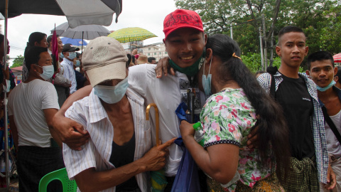 17/04/2021. Imagen del encuentro de un preso con su familia tras recibir la amnistía, en Rangún (Myanmar). - Reuters