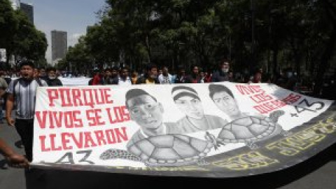 Familiares de los 43 desaparecidos de Ayotzinapa muestran su frustración y vuelven a reclamar justicia