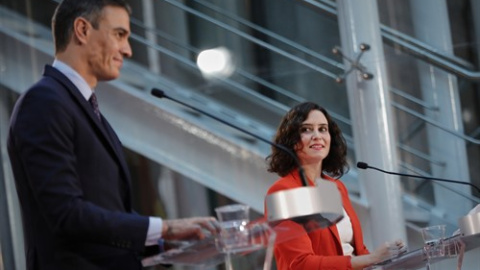 El presidente del Gobierno, Pedro Sánchez, y la presidenta de la Comunidad de Madrid, Isabel Díaz Ayuso, ofrecen una rueda de prensa tras su reunión en la sede de la Presidencia regional, en Madrid (España), a 21 de septiembre de 2020. El objeto de la