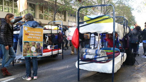 La protesta del sector del lleure educatiu davant la seu de la Direcció General de la Joventut.