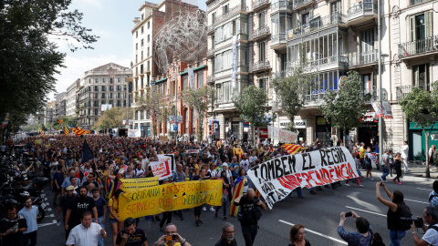 Manifestantes se manifiestan en Barcelona durante el primer aniversario del referéndum del 1-O. - REUTERS