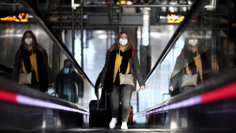 Una pasajera con maleta en la terminal T4 del Aeropuerto de Madrid-Barajas Adolfo Suárez, en Madrid (España), a 23 de noviembre de 2020.