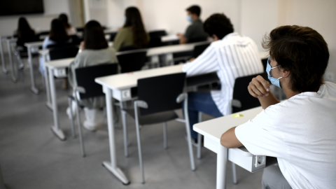 Alumnos en una clase de la Facultad de Humanidades y Ciencia de la Comunicación de la Universidad privada CEU San Pablo durante el primer día del curso 2020-2021, en Madrid (España), a 14 de septiembre.