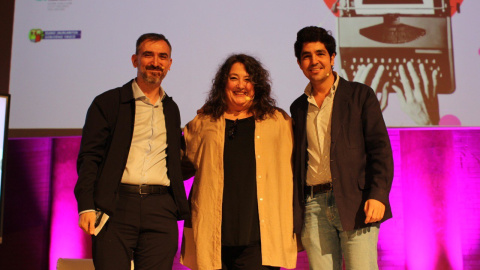 De izquierda a derecha; Ignacio Escolar, director de 'Eldiario.es', Virginia P. Alonso, directora de 'Público', y Rodrigo Pinedo, consejero delegado de Bekane Media.