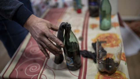 Imagen de archivo de una persona preparando cócteles molotov.