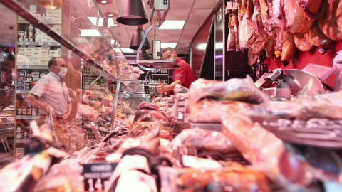 Un hombre comprando en la carnicería de un supermercado en Madrid. E.P.