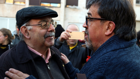 Pesarrodona saluda l'alcalde de Callús, Jordi Badia (ERC). 7 de febrer de 2018.