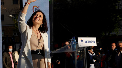 La candidata a la presidencia de la Comunidad de Madrid, Isabel Díaz Ayuso, acompañada por el presidente del PP nacional, Pablo Casado, durante el acto de inicio de campaña que los populares celebran hoy sábado en la Plaza Salvador Dalí.