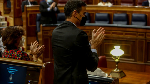 El presidente del Gobierno, Pedro Sánchez, aplaude desde su escaño el debate de totalidad del Proyecto de Presupuestos Generales del Estado para el año 2021, en el Congreso de los Diputados. E.P./R.Rubio.POOL