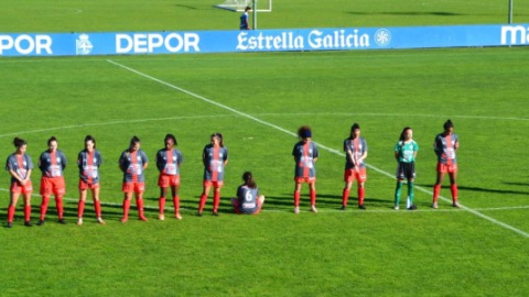 Paula Dapena durante el minuto de silencio a Maradona.