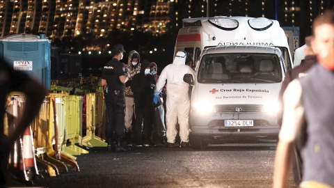 Los últimos 27 inmigrantes que quedaban este domingo en el campamento del muelle de Arguineguín (Gran Canaria) siendo trasladados en ambulancias a otros recursos de acogida humanitaria.