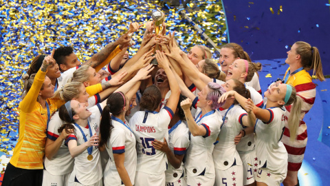 Las jugadoras de EEUU levantan el trofeo que las acredita como campeonas del mundo de fútbol. /REUTERS