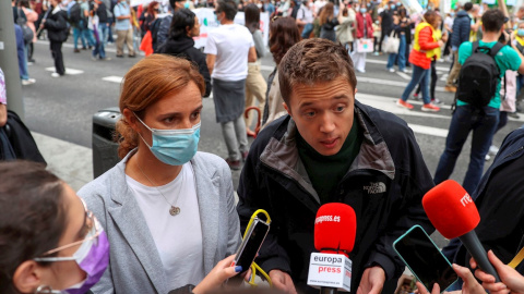 El diputado Íñigo Errejón y la portavoz de Mas Madrid en la Comunidad, Mónica García, atienden a los medios de comunicación durante la manifestación convocada por el movimiento "Fridays for Future–Juventud" que ha recorrido hoy viernes el centro 