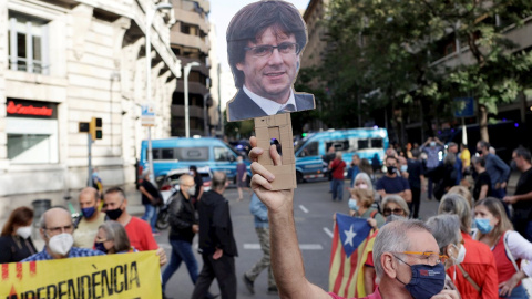 Concentración este viernes 24 de septiembre de 2021 frente al Consulado de Italia en Barcelona para protestar por la detención del expresident de la Generalitat Carles Puigdemont en Cerdeña.