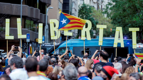 Concentración este viernes 24 de septiembre de 2021 frente al Consulado de Italia en Barcelona para protestar por la detención del expresident de la Generalitat Carles Puigdemont en Cerdeña.