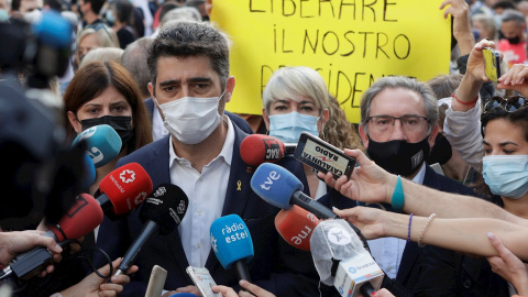 El vicepresidente del Govern, Jordi Puigneró (2i), acompañado por la consellera de Recerca i Universitats, Gemma Geis (i), la consellera de Justícia, Lourdes Ciuró (3i) y el conseller de Economía e Hisenda, Jaume Giró (d) este viernes 24 de septiemb