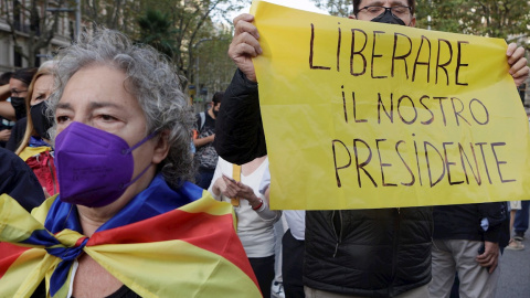 Decenas de ciudadanos se concentran este viernes 24 de septiembre de 2021 frente al Consulado de Italia en Barcelona para protestar por la detención del expresident de la Generalitat Carles Puigdemont en Cerdeña.