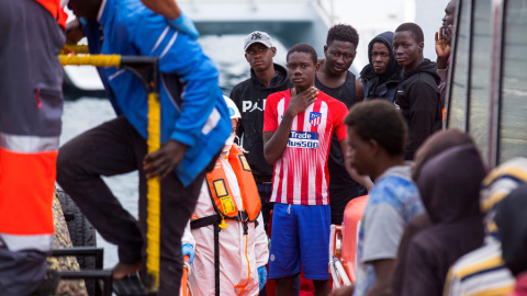 Migrantes subsaharianos desembarcan después de ser rescatados en el mar al sur de las Islas Canarias, en el puerto de Arguineguín en la isla de Gran Canaria. REUTERS / Borja Suarez