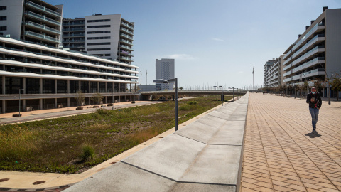 Edificios al lado del futuro canal de Badalona, que ocupará la actual zona de descampado entre los dos márgenes.​