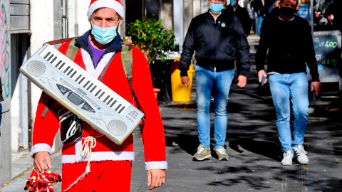 Un hombre disfrazado de Papá Noel en una calle de Nápoles.