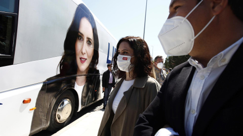 La presidenta de la Comunidad de Madrid y candidata del PP a la reelección, Isabel Díaz Ayuso, ha presentado los autobuses de campaña electoral del Partido Popular, durante un acto electoral este domingo en Las Rozas (Madrid).