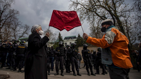 Un grupo de personas protesta frente a la embajada rusa en Praga después de que el Gobierno de la República Checa acusase a Moscú de espionaje y sabotaje.