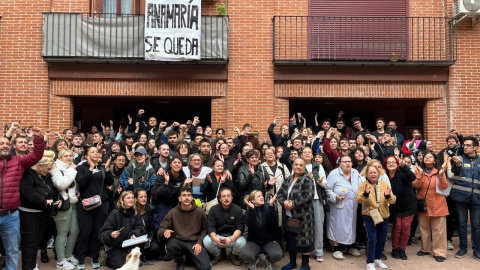 Ana María, junto a los casi 200 vecinos y activistas que se concentraron frente a su piso para impedir su desahucio.