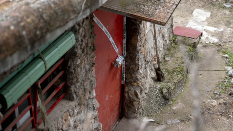 Caseta precintada por la Guardia Civil en la finca donde han hallado los cadáveres de un hombre y una mujer presuntamente asesinados por su vecino.