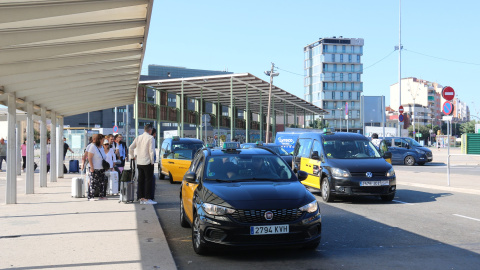 11/07/2022 - Taxis a l'estació de Sants, a Barcelona.