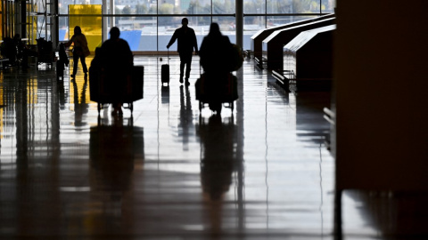 Pasajeros recorriendo la terminal 4 del aeropuerto Adolfo Suárez Madrid-Barajas.