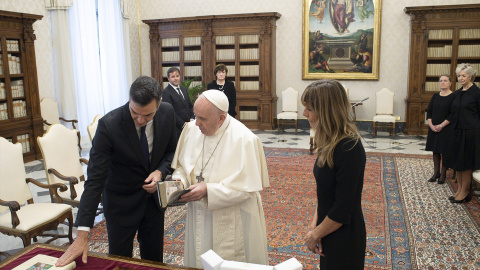 El presidente del Gobierno, Pedro Sánchez, durante un encuentro con el papa Francisco.