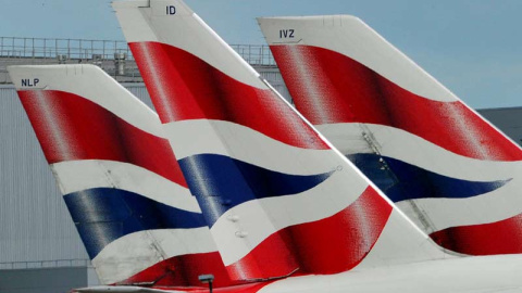 Aviones de British Airways en el aeropuerto de Heathrow de Londres. (TOBY MELVILLE | REUTERS)